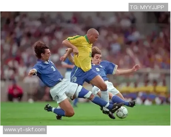 足球巨星荣耀回归再掀热潮引爆球迷激情点燃赛场梦想