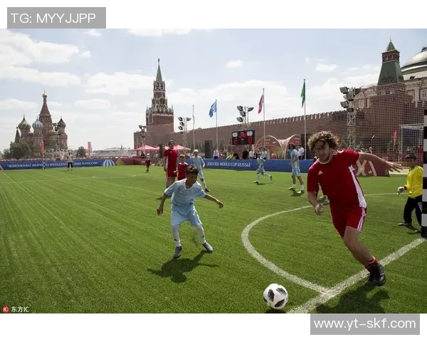 足球巨星合影珍贵瞬间 星光璀璨团结展现绿茵场友谊与荣耀